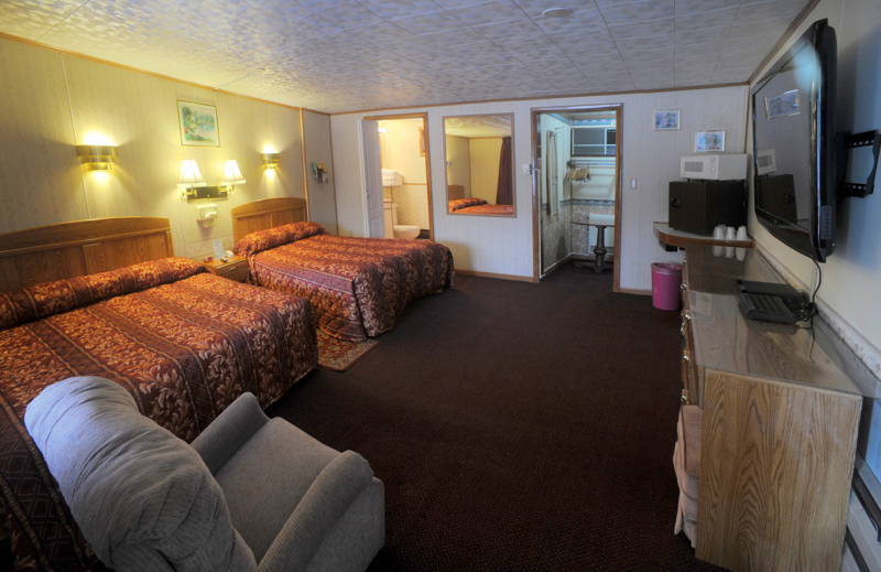 Somerset PA Economy Inn motel family room with king and queen bed